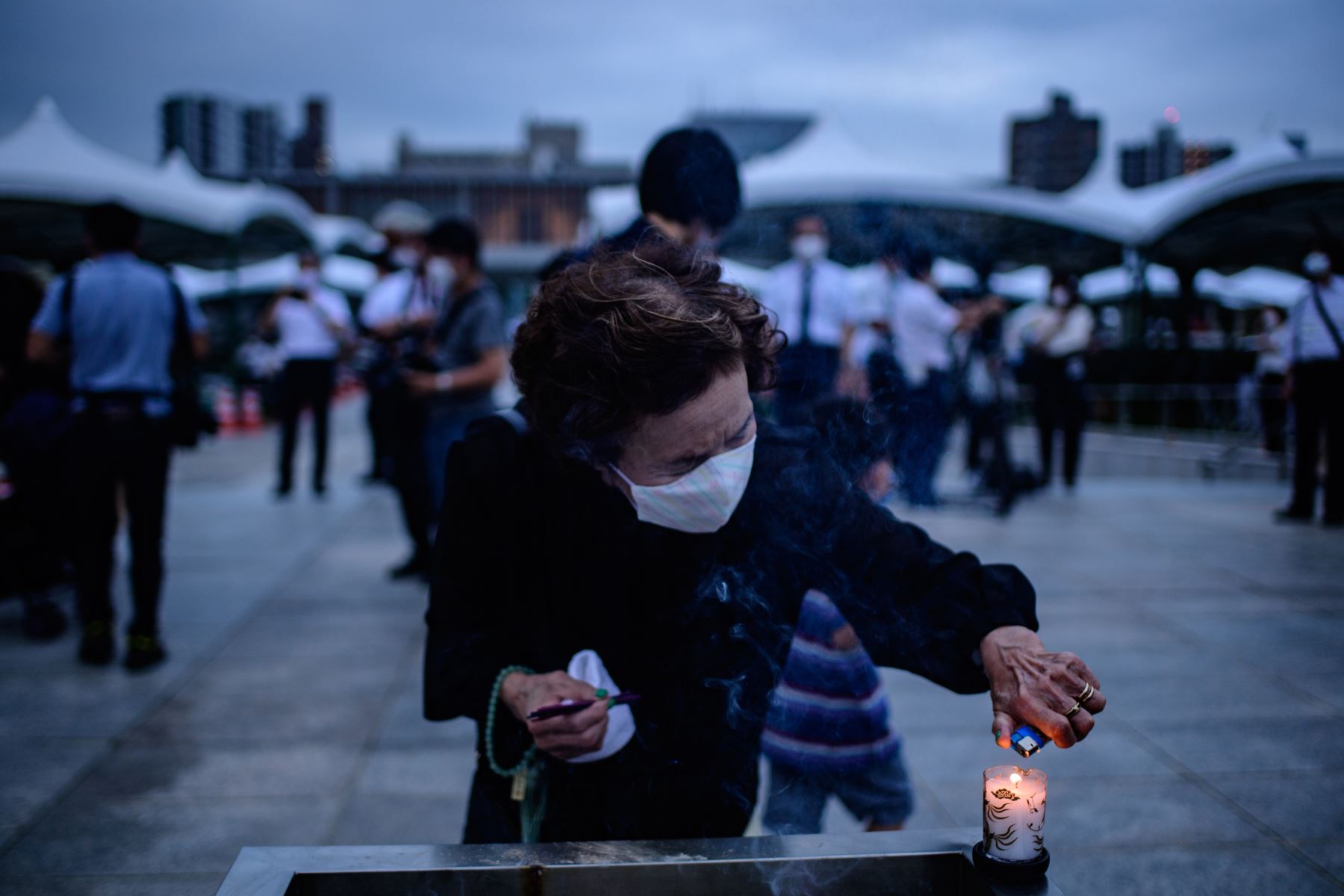 Una visitante quema un incienso para rendir homenaje a las víctimas de la bomba atómica en el Parque Memorial de la Paz de Hiroshima, Japón, para conmemorar los 75 años del primer ataque con una bomba atómica del mundo.