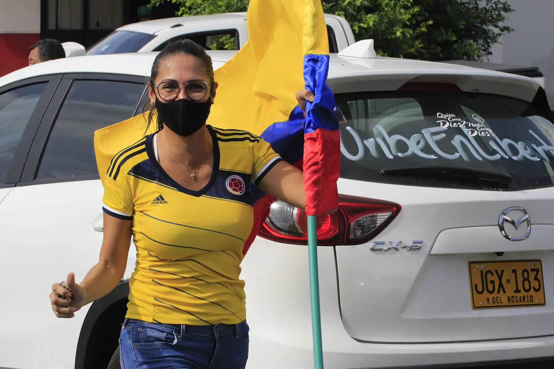 Una mujer protesta contra la detención domiciliaria del expresidente Alvaro Uribe. La detención domiciliaria del expresidente colombiano Álvaro Uribe, ordenada por la Corte Suprema, ha puesto sobre la mesa la idea de hacer una reforma a la Justicia.
Foto: EFE