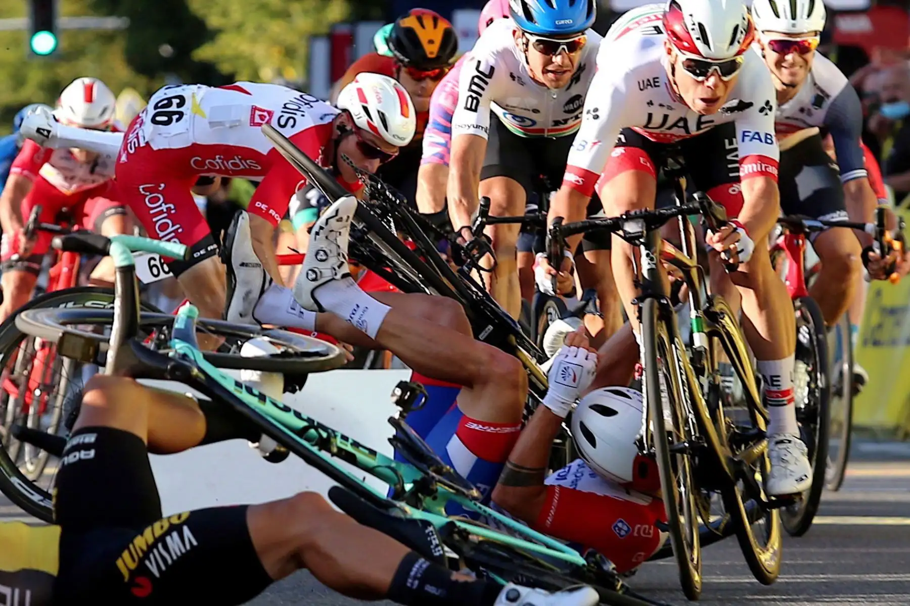 El ciclista francés Marc Sarreau  del equipo Groupama- cae en la línea de meta durante la primera etapa de la carrera ciclista Tour de Pologne, a más de 195.8 km entre Chorzow y Katowice, sur de Polonia.
Foto. EFE