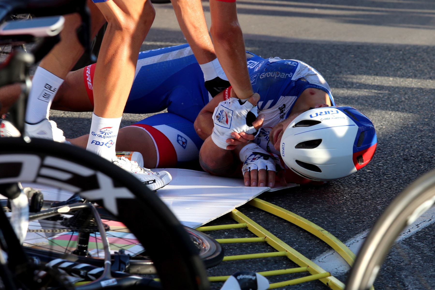 El ciclista francés Marc Sarreau del equipo Groupama reacciona después de caer en la línea de meta durante la primera etapa de la carrera ciclista Tour de Pologne, a más de 195.8 km entre Chorzow y Katowice, sur de Polonia.
Foto: EFE