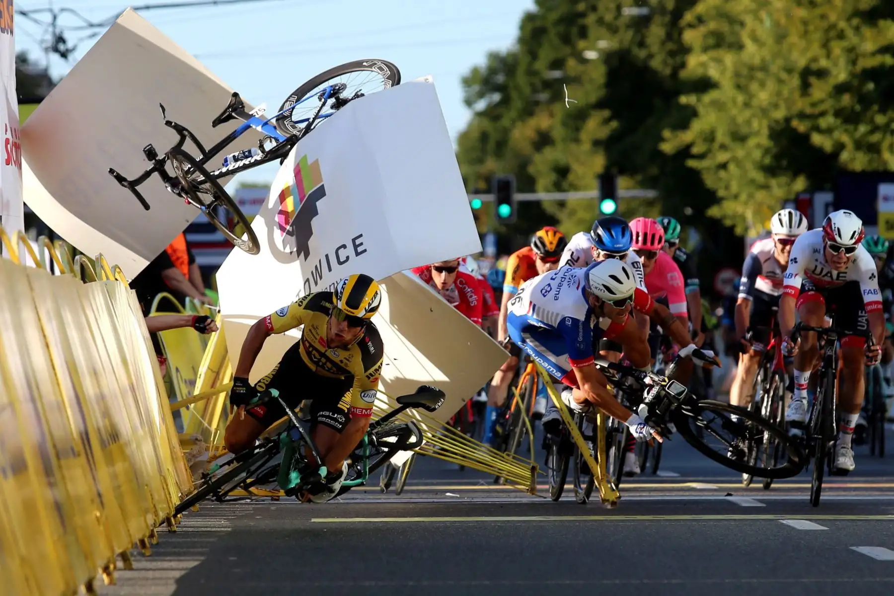 Los ciclistas caen cerca de la línea de meta durante la primera etapa de la carrera ciclista Tour de Pologne, más de 195.8 km entre Chorzow y Katowice, sur de Polonia.
Foto: EFE