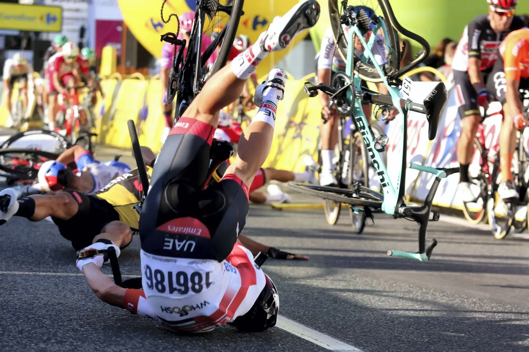 Los ciclistas caen cerca de la línea de meta durante la primera etapa de la carrera ciclista Tour de Pologne, más de 195.8 km entre Chorzow y Katowice, sur de Polonia.
Foto: AFP