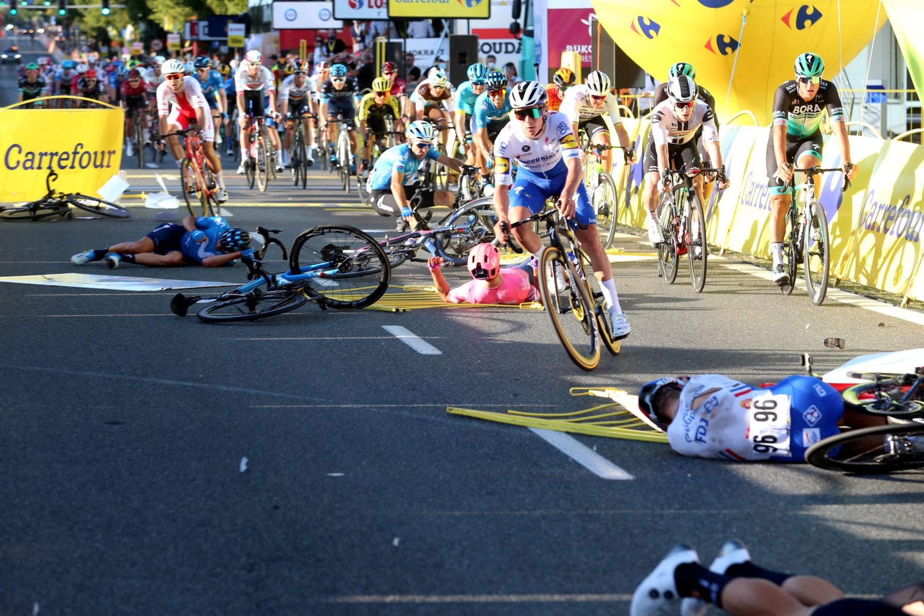 Los ciclistas caen cerca de la línea de meta durante la primera etapa de la carrera ciclista Tour de Pologne, más de 195.8 km entre Chorzow y Katowice, sur de Polonia.
Foto: EFE