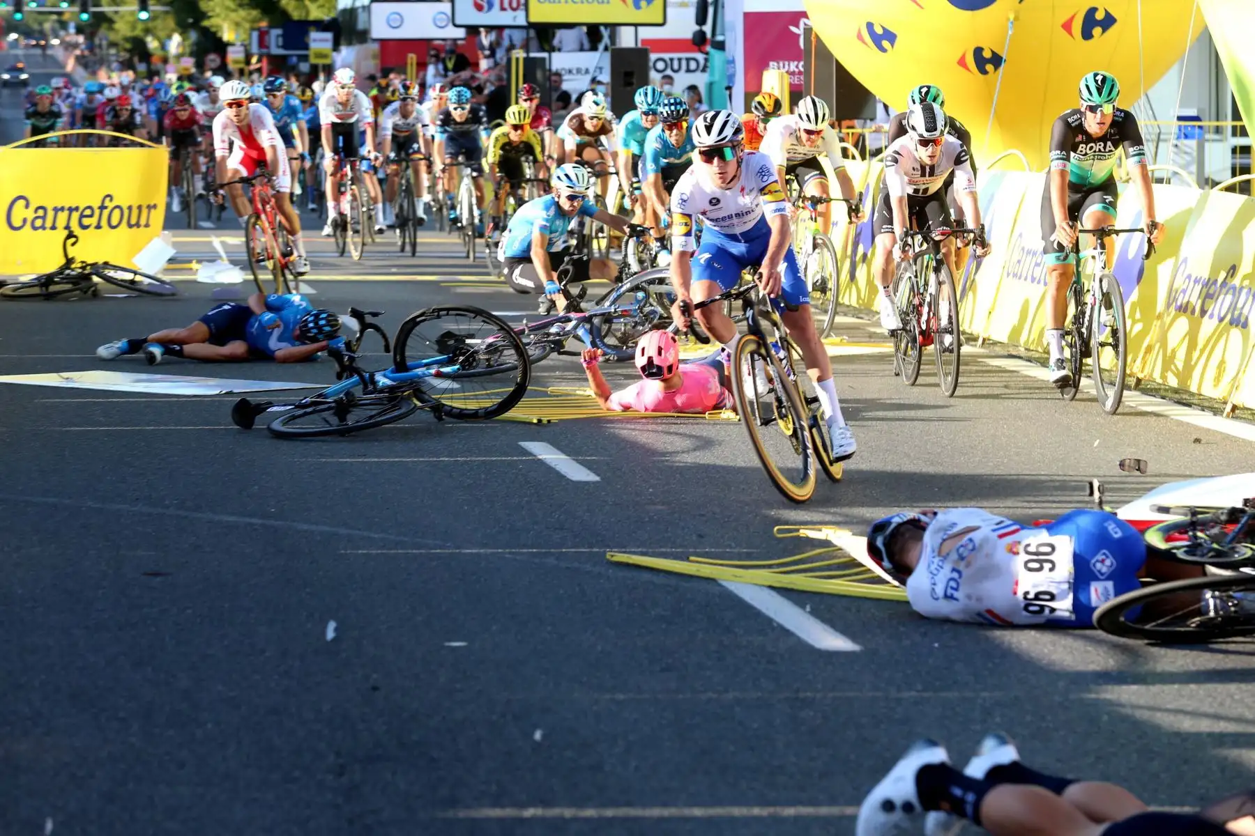 Los ciclistas caen cerca de la línea de meta durante la primera etapa de la carrera ciclista Tour de Pologne, más de 195.8 km entre Chorzow y Katowice, sur de Polonia.
Foto: EFE