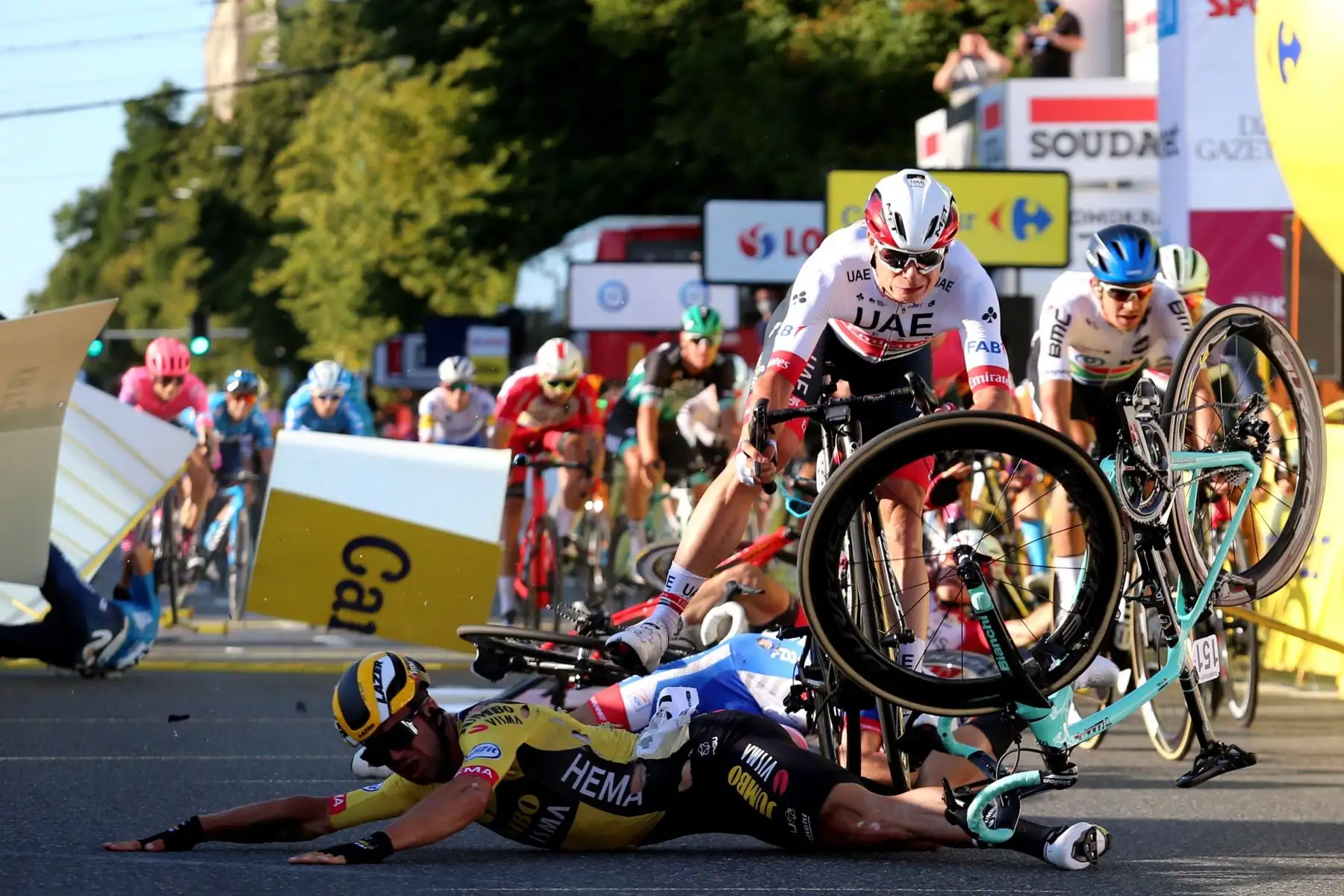 Los ciclistas caen cerca de la línea de meta durante la primera etapa de la carrera ciclista Tour de Pologne, más de 195.8 km entre Chorzow y Katowice, sur de Polonia.
Foto: EFE