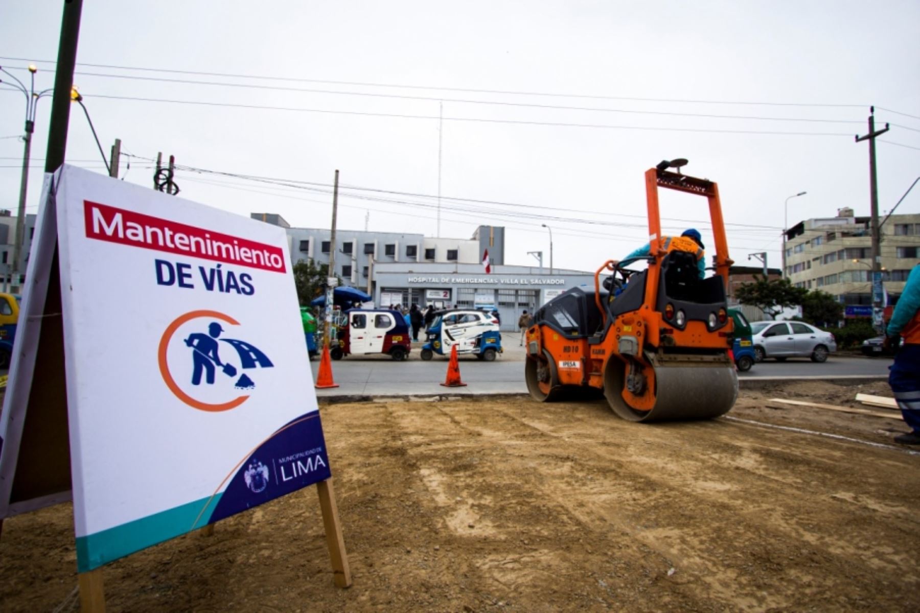 Realizan trabajos de mantenimiento vial frente al hospital de emergencias Villa El Salvado. Foto: ANDINA/Difusión.