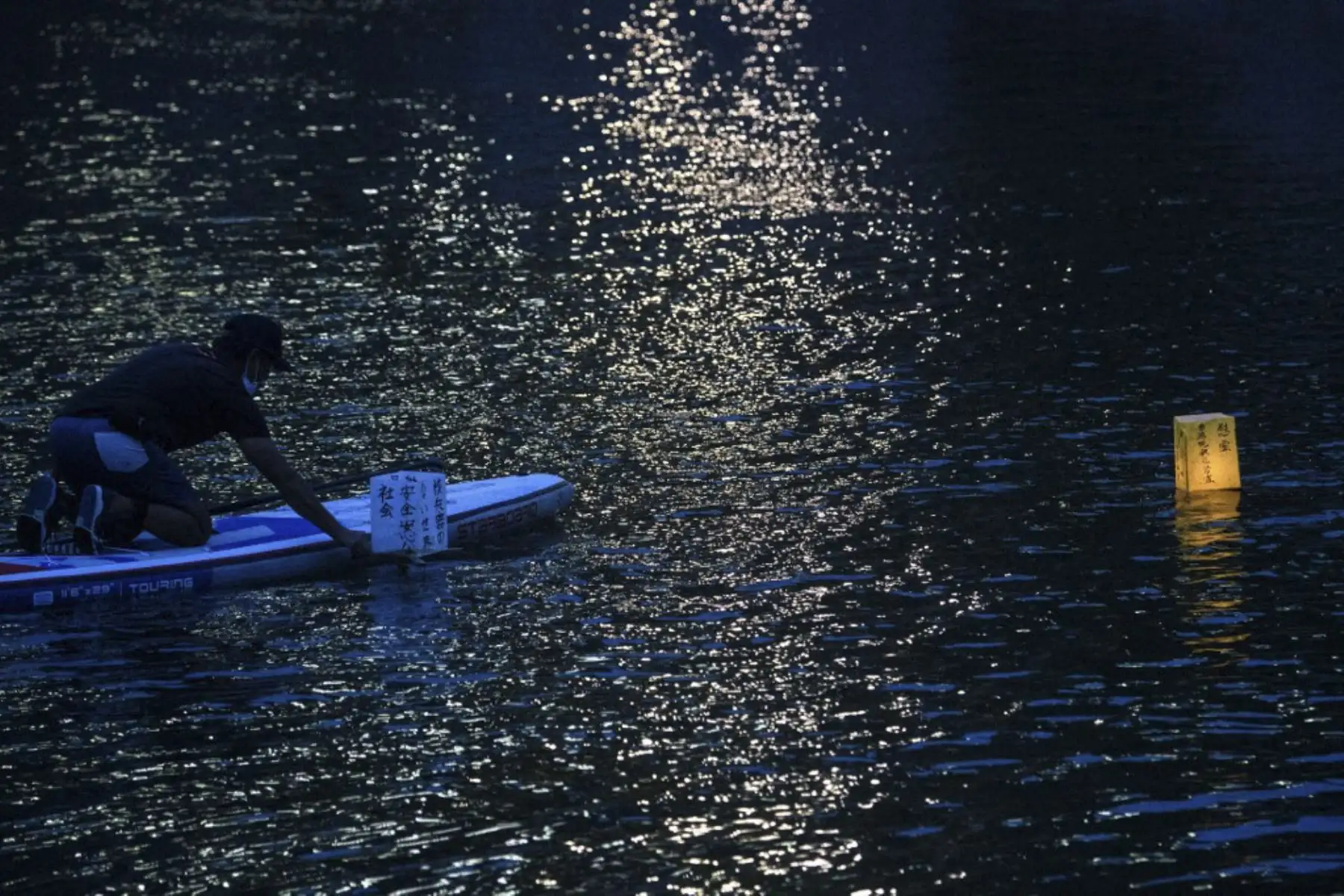 Un voluntario sostiene una linterna de papel en el río Motoyasu en Hiroshima Japón el 6 de agosto de 2020. En el marco de los  75 años desde el primer ataque con bomba atómica del mundo.Foto:AFP