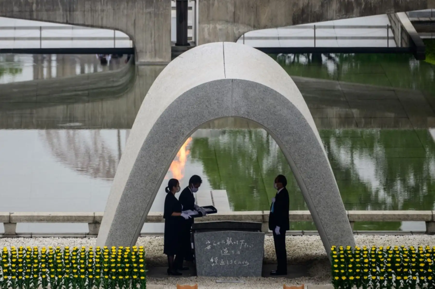 El alcalde de Hiroshima, Kazumi Matsui y representantes de familias, participan en una ceremonia por el 75 aniversario por las víctimas de las bombas atómicas en el Parque Memorial de la Paz en Hiroshima. Foto: AFP