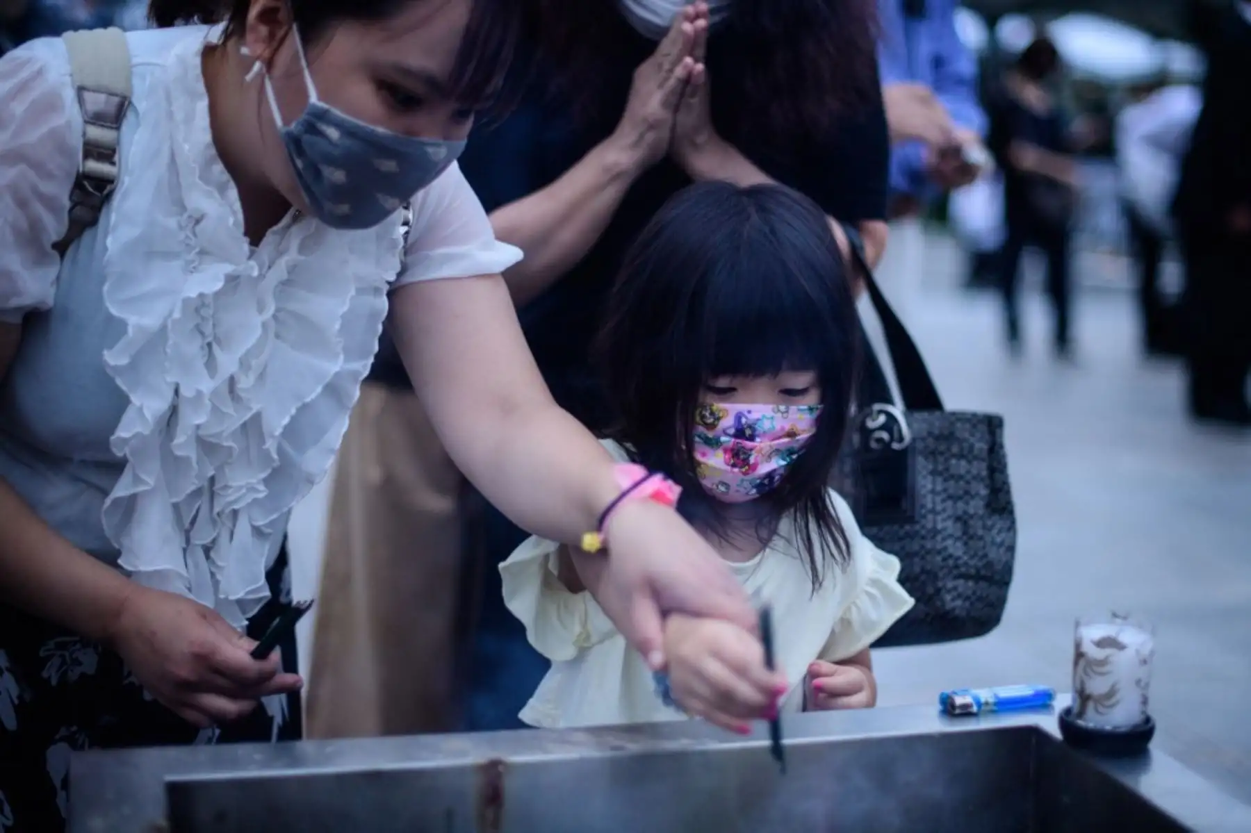 Visitantes queman incienso para rendir homenaje a las víctimas de la bomba atómica frente al Parque Memorial de la Paz en Hiroshima, para conmemorar 75 años desde el primer ataque con bomba atómica del mundo. Foto:AFP