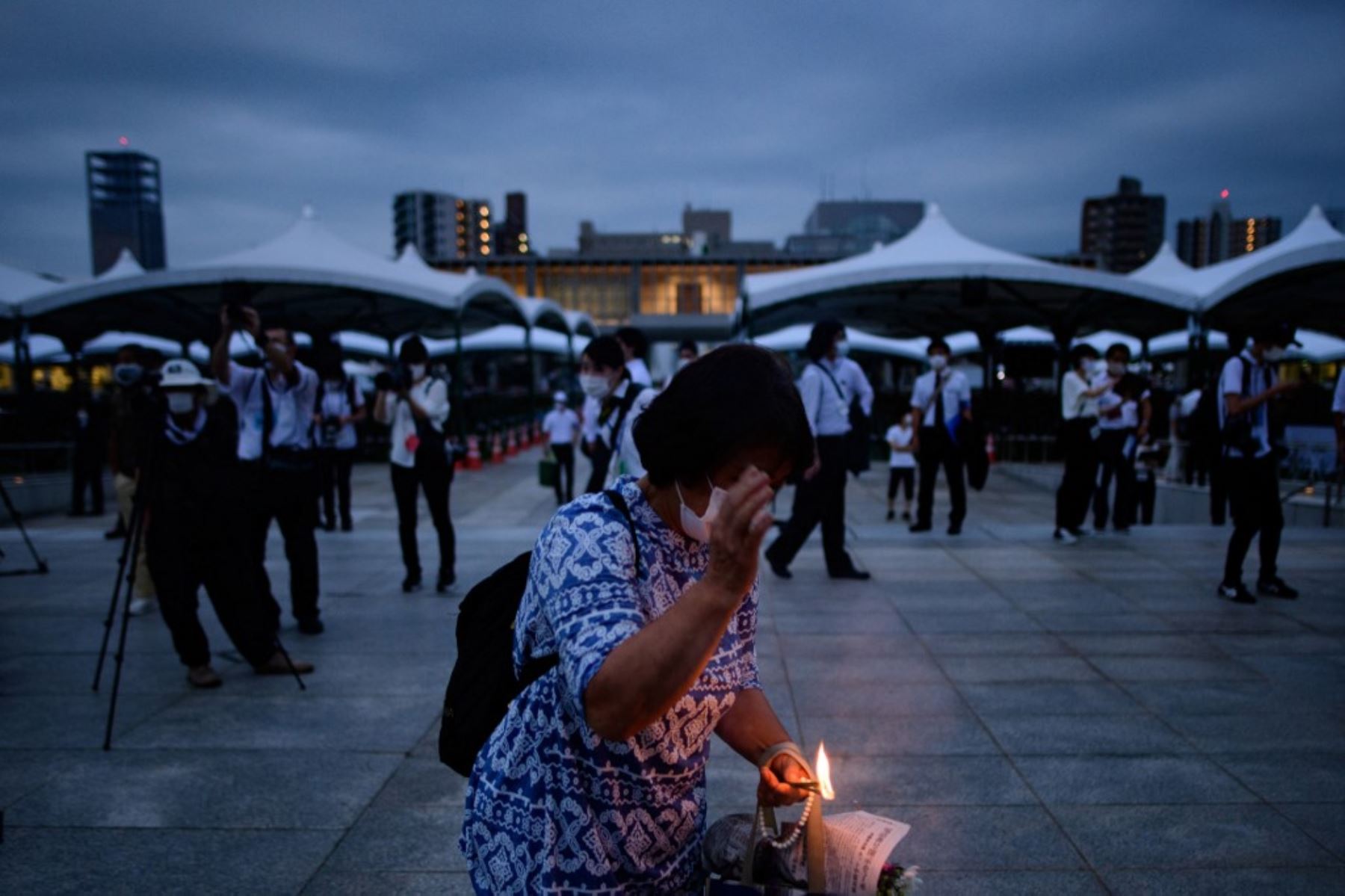 Un visitante quema incienso para rendir homenaje a las víctimas de la bomba atómica frente al cenotafio en el Parque Memorial de la Paz de Hiroshima en Hiroshima el 6 de agosto para conmemorar los 75 años desde el primer ataque con bomba atómica del mundo.Foto:AFP