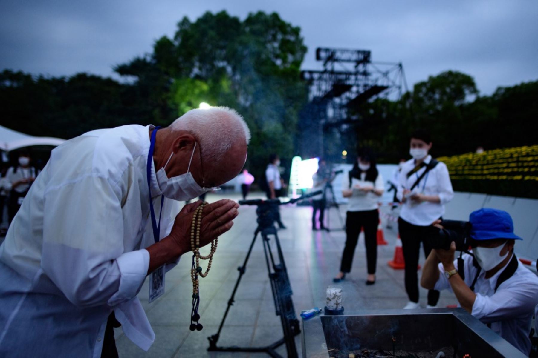 Un visitante ora por las víctimas de la bomba atómica frente al cenotafio en el Parque Memorial de la Paz de Hiroshima. Foto:AFP