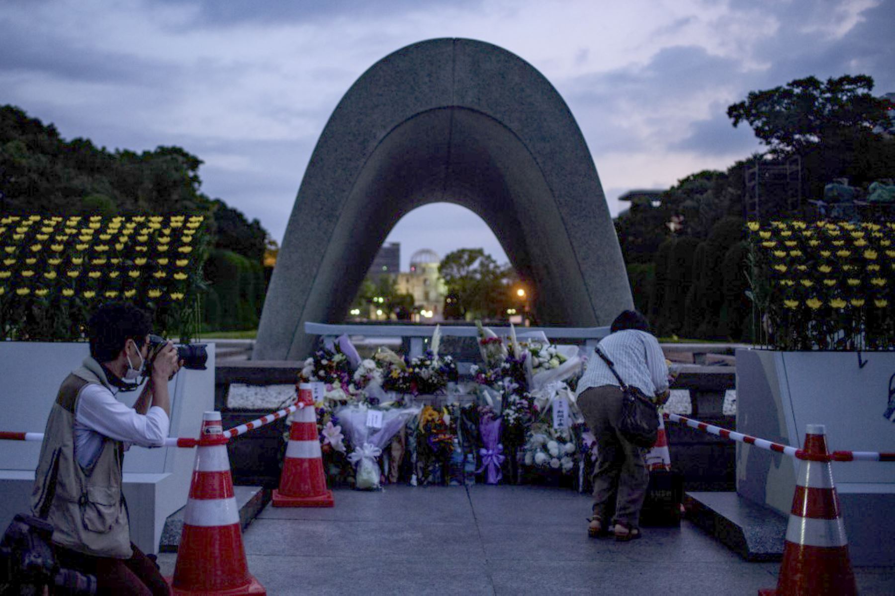 Visitantes rezan por las víctimas de la bomba atómica frente al cenotafio en el Parque Memorial de la Paz de Hiroshima en Hiroshima, para conmemorar los 75 años desde el primer ataque con bomba atómica del mundo.Foto:AFP
