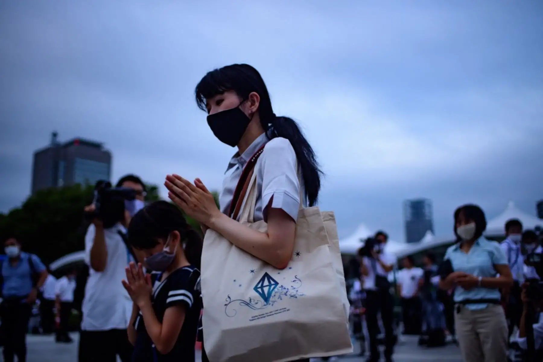 Los visitantes rezan por las víctimas de la bomba atómica frente al cenotafio en el Parque Memorial de la Paz de Hiroshima en Hiroshima, para conmemorar los 75 años desde el primer ataque con bomba atómica del mundo. Foto:AFP