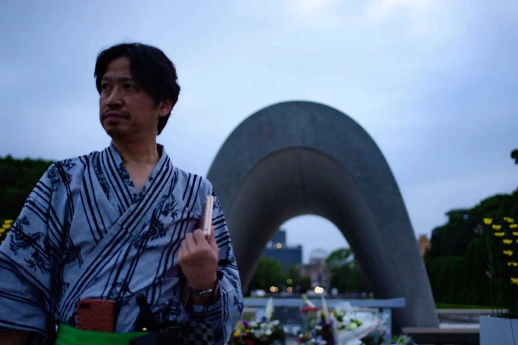 Los visitantes rezan por las víctimas de la bomba atómica frente al cenotafio en el Parque Memorial de la Paz de Hiroshima en Hiroshima, para conmemorar los 75 años desde el primer ataque con bomba atómica del mundo. Foto:AFP