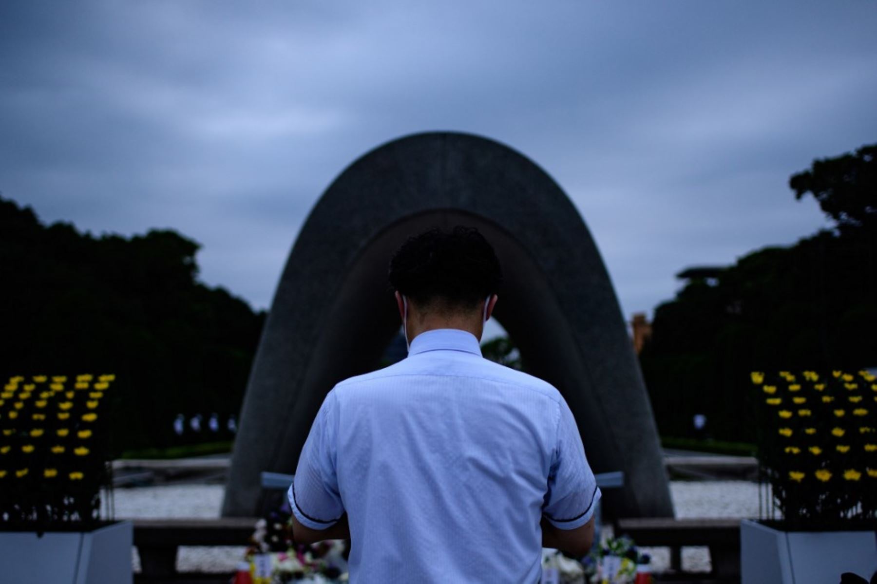Los visitantes rezan por las víctimas de la bomba atómica frente al cenotafio en el Parque Memorial de la Paz de Hiroshima en Hiroshima, para conmemorar los 75 años desde el primer ataque con bomba atómica del mundo. Foto:AFP