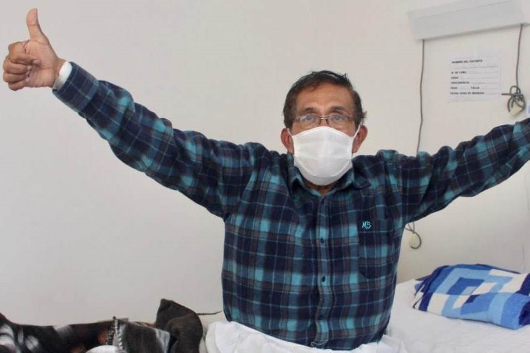 El médico traumatólogo Mario Augusto Paredes Acosta venció al covid-19 en el hospital de emergencia de Ate Vitarte. Foto: ANDINA/Difusión.