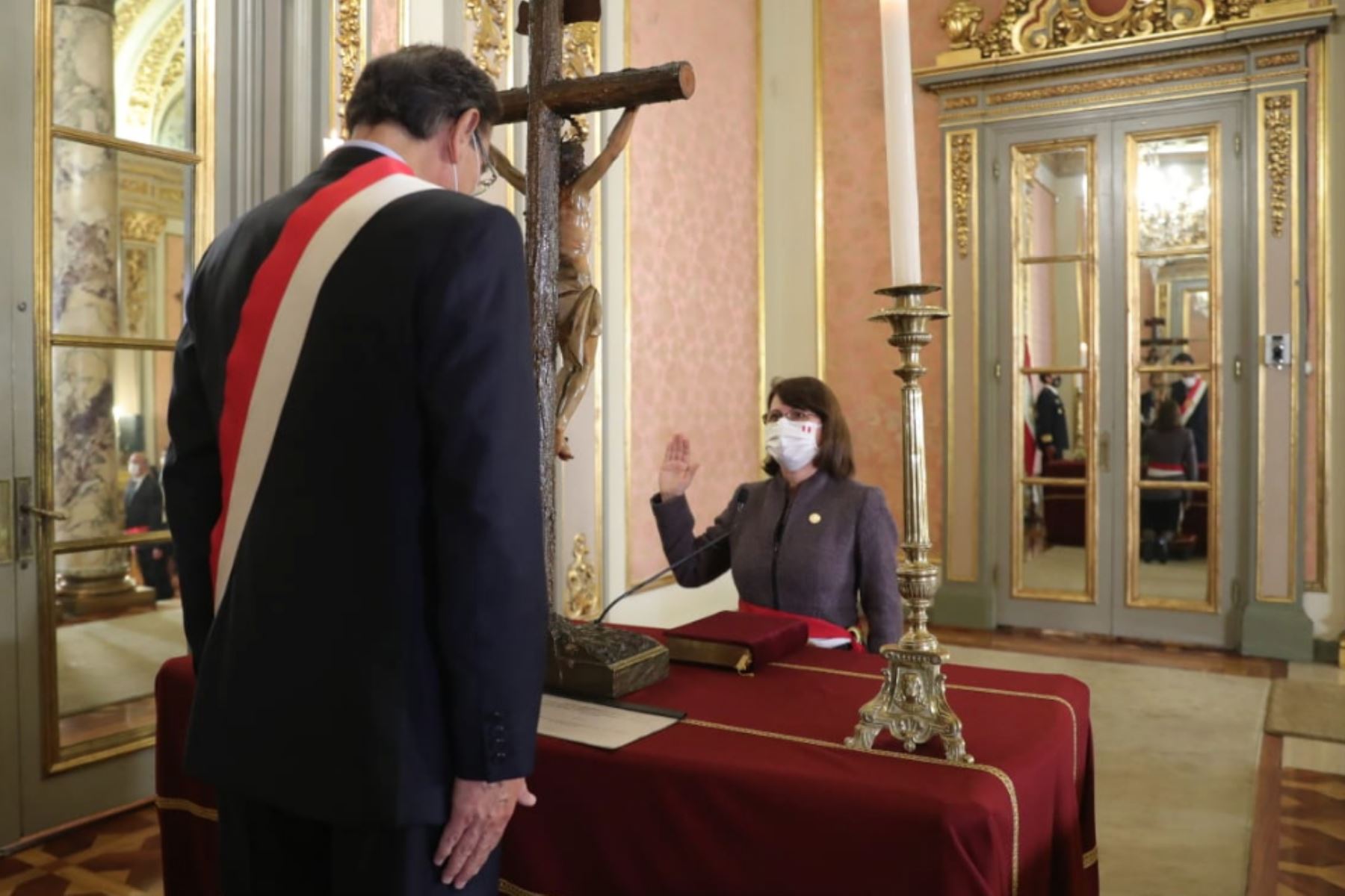 El presidente de la República, Martín Vizcarra, toma juramento a Pilar Mazzetti como ministra de Salud.

Foto: ANDINA/ Prensa Presidencia
