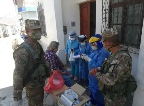 Brigadas de Salud y miembros del Ejército ejecutan Operaci ón Tayta en la ciudad de Caraz, en Áncash, y hallan 25 casos positivos de covid-19.Foto: Difusión/Red de Salud Huaylas