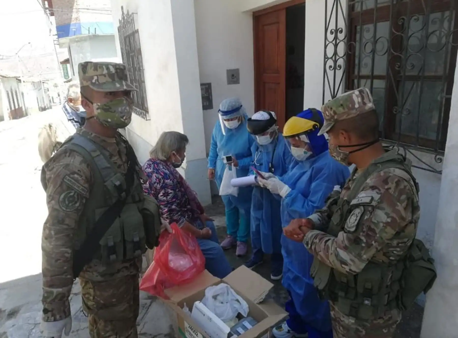 Brigadas de Salud y miembros del Ejército ejecutan Operaci ón Tayta en la ciudad de Caraz, en Áncash, y hallan 25 casos positivos de covid-19.Foto: Difusión/Red de Salud Huaylas