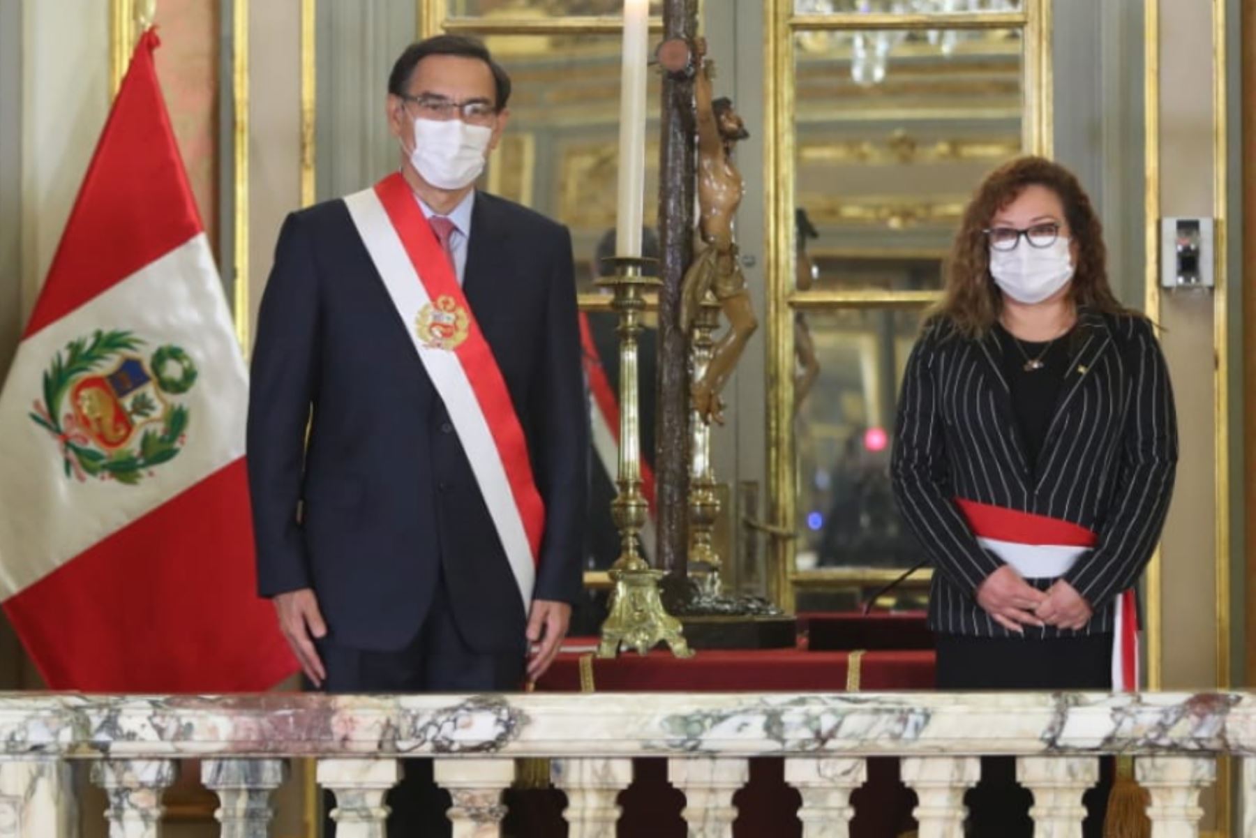 El presidente de la República, Martín Vizcarra, toma juramento a Kirla Echegaray como ministra de Ambiente.

Foto: ANDINA/ Prensa Presidencia
