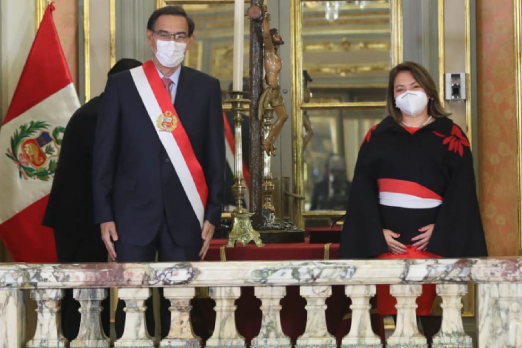 El presidente de la República, Martín Vizcarra, toma juramento a Rocío Barrios como ministra de Comercio Exterior y Turismo.

Foto: ANDINA/ Prensa Presidencia