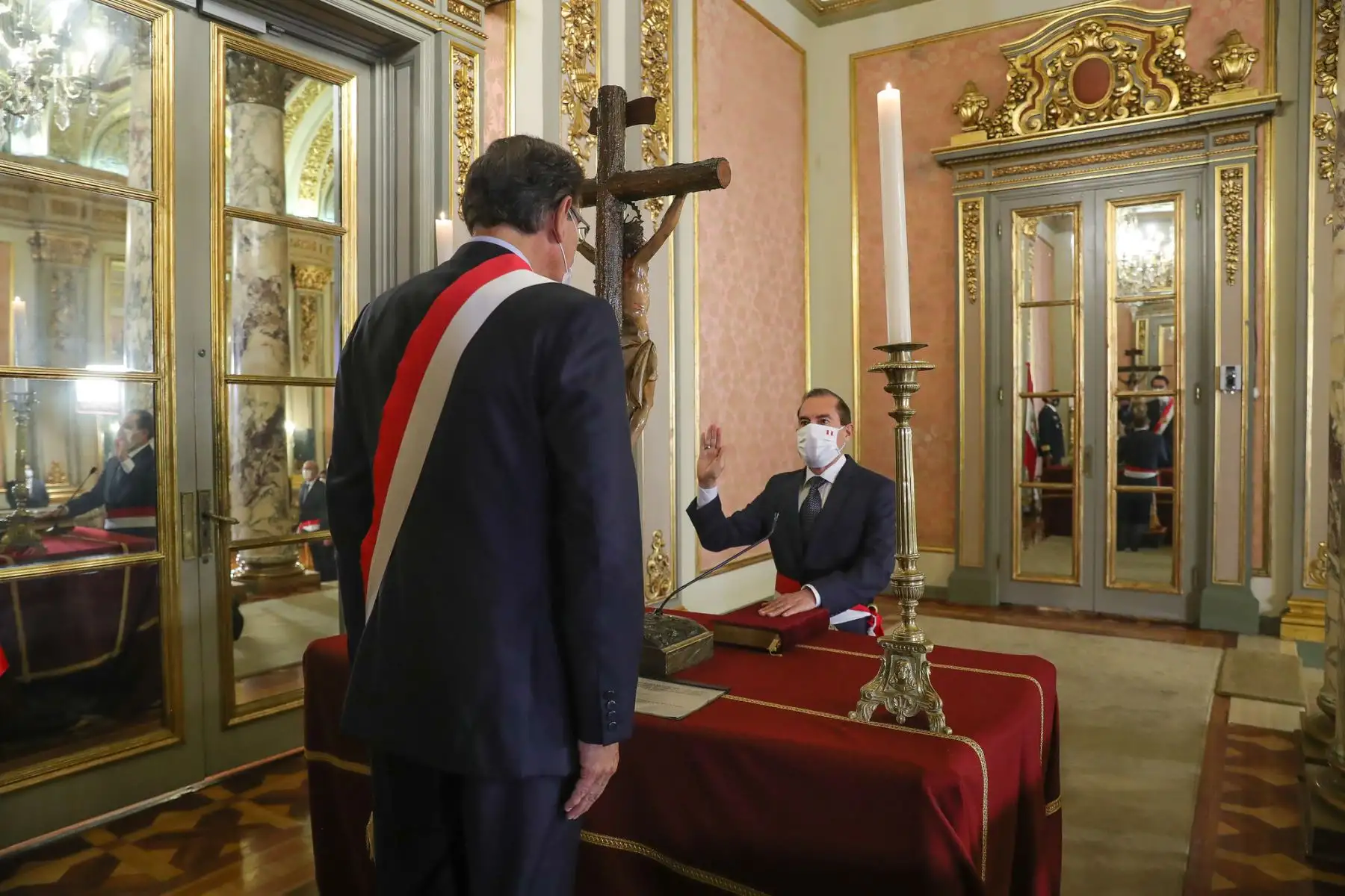 Walter Martos juró como presidente del Consejo de Ministros, en una ceremonia encabezada por el jefe del Estado, Martín Vizcarra, en Palacio de Gobierno. 

Foto: ANDINA/ Prensa Presidencia