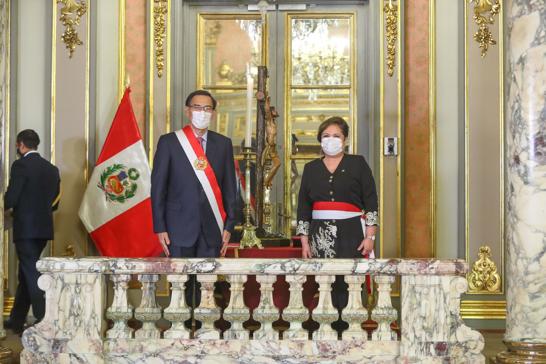 El presidente de la República, Martín Vizcarra, toma juramento a Rosario Sasieta como ministra de la Mujer y Poblaciones Vulnerables.

Foto: ANDINA/ Prensa Presidencia