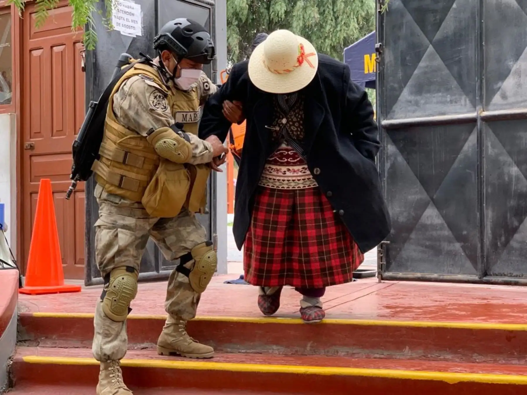 Miembros de la Marina de Guerra participan en la Operación Tayta que se desarrolla en la ciudad de Ilo, en Moquegua, para frenar el avance del coronavirus en esa región. ANDINA/Difusión