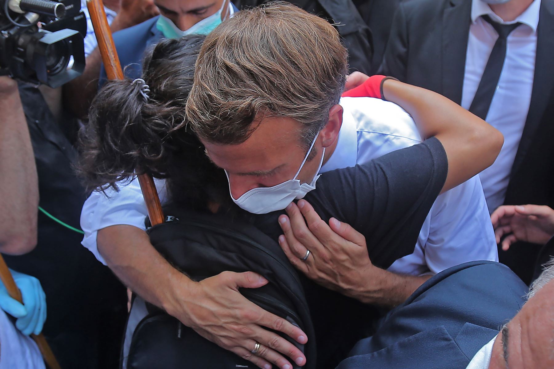 Un joven libanés abraza al presidente francés, Emmanuel Macron, durante una visita al barrio de Gemmayzeh, que ha sufrido grandes daños debido a una explosión masiva en la capital libanesa.
Foto: AFP