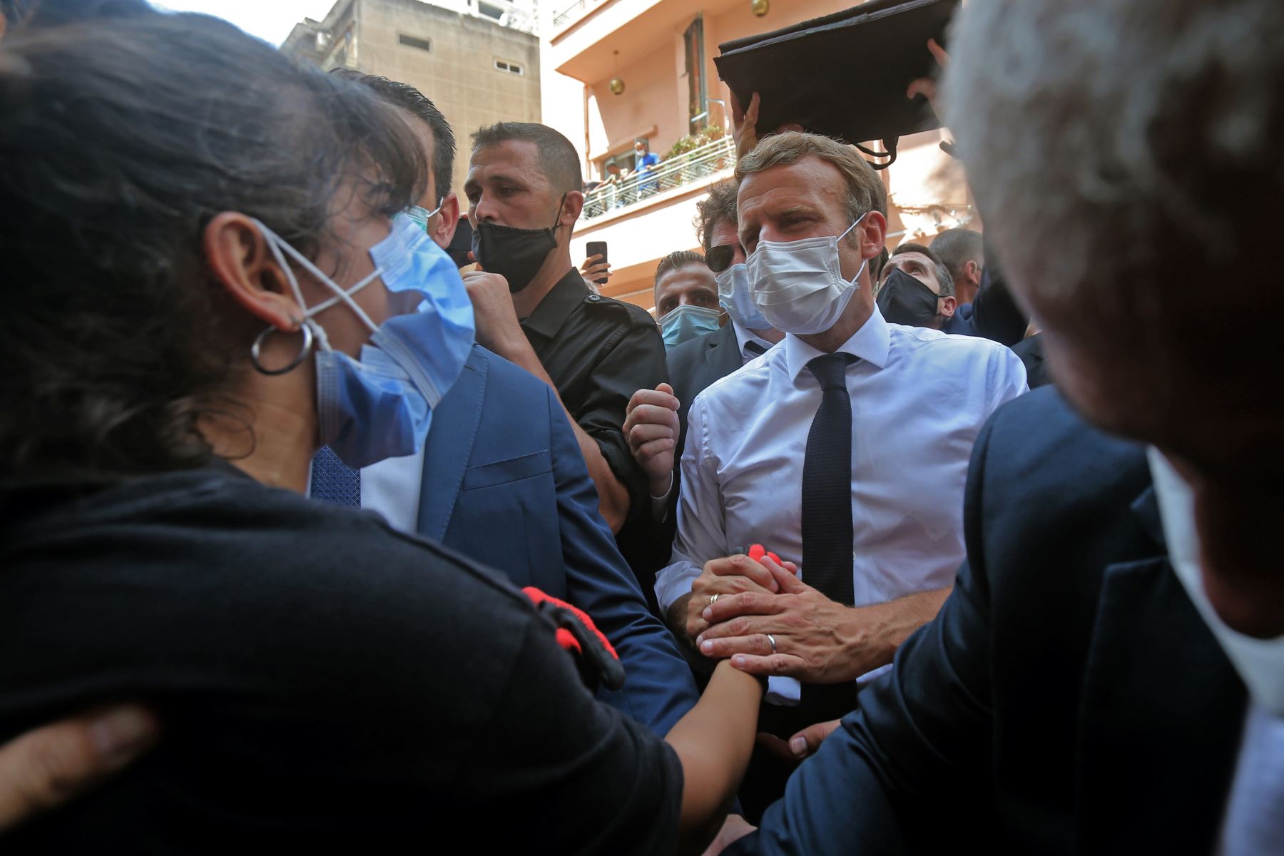 El presidente francés, Emmanuel Macron, consuela a un joven libanés durante una visita al barrio de Gemmayzeh, que ha sufrido grandes daños debido a una explosión masiva en la capital libanesa.
Foto: AFP
