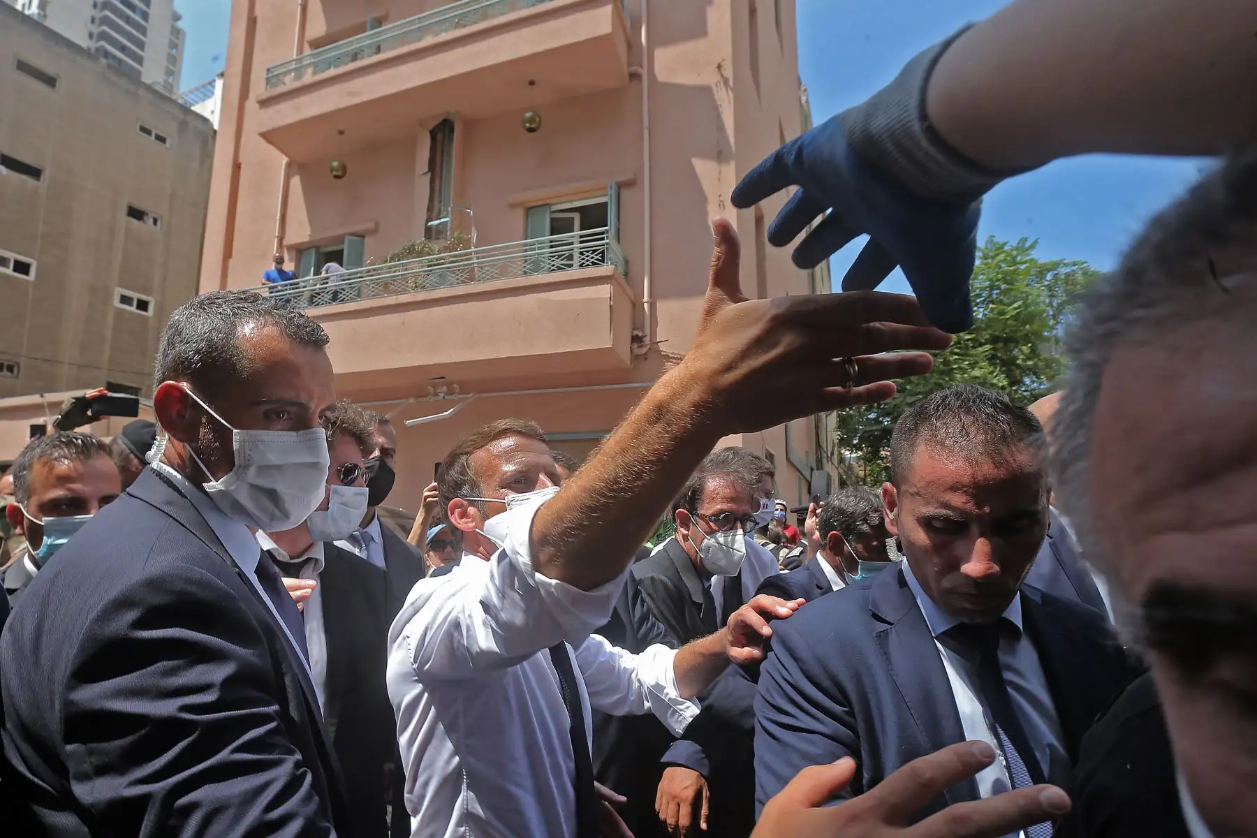 El presidente francés, Emmanuel Macron, saluda a la gente cuando visita el barrio de Gemmayzeh, que ha sufrido grandes daños debido a una explosión masiva en la capital libanesa.
Foto: AFP