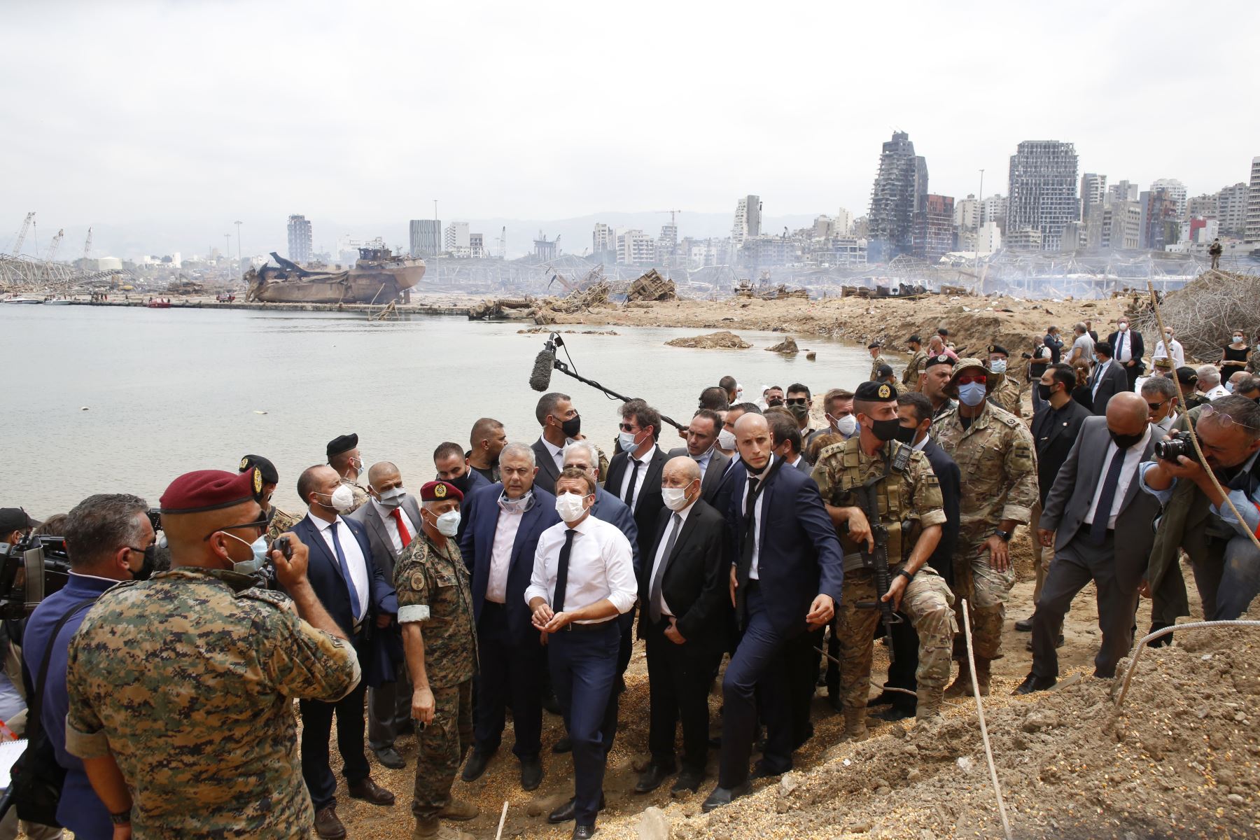 El presidente francés Emmanuel Macron, flanqueado por el ministro de Asuntos Exteriores francés, Jean-Yves Le Drian, visita el sitio devastado de la explosión en el puerto de Beirut.
Foto: AFP