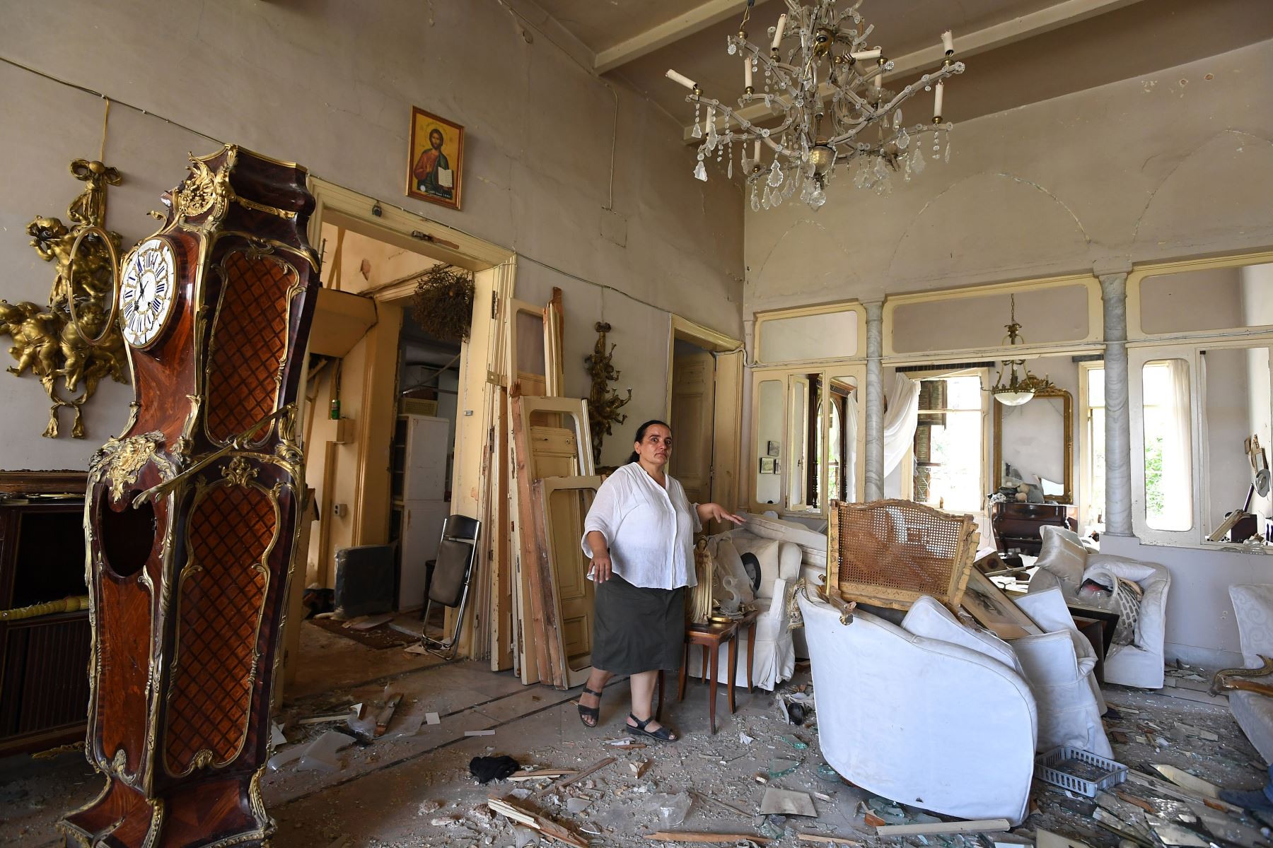 Una mujer se encuentra en su casa dañada en la capital libanesa Beirut, dos días después de que una explosión masiva sacudiera la capital libanesa.
Foto: AFP