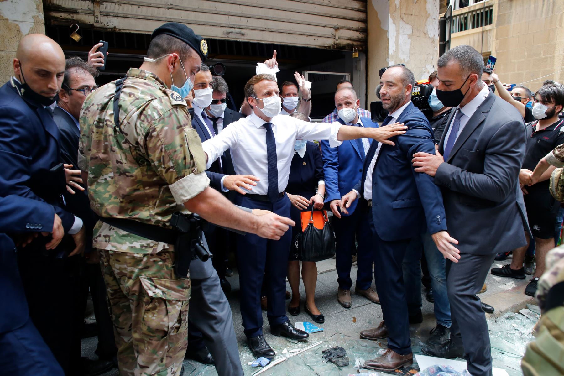 El presidente francés, Emmanuel Macron , gesticula mientras visita una calle devastada de Beirut, Líbano, dos días después de que una explosión masiva devastó la capital libanesa.
Foto: AFP