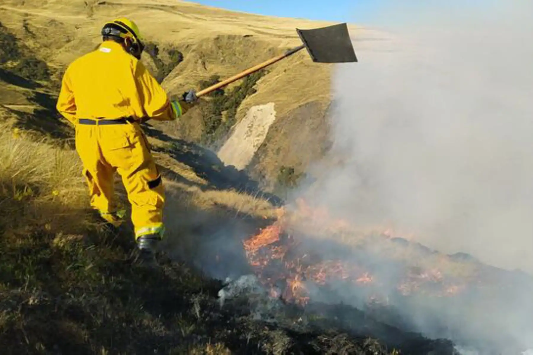 La oportuna intervención de guardaparques bomberos forestales y brigadas locales permitió controlar incendio en zona cercana al parque nacional del Manu. Foto: ANDINA/Difusión