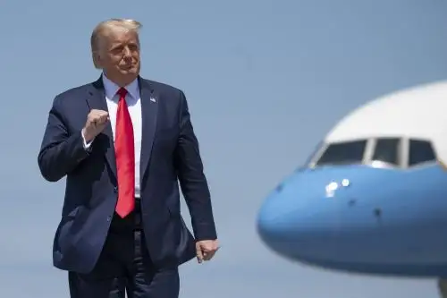 El presidente de los Estados Unidos, Donald Trump, llega para hacer comentarios en conferencia de prensa sobre el coronavirus, en el aeropuerto Burke Lakefront en Cleveland, Ohio. Foto: AFP