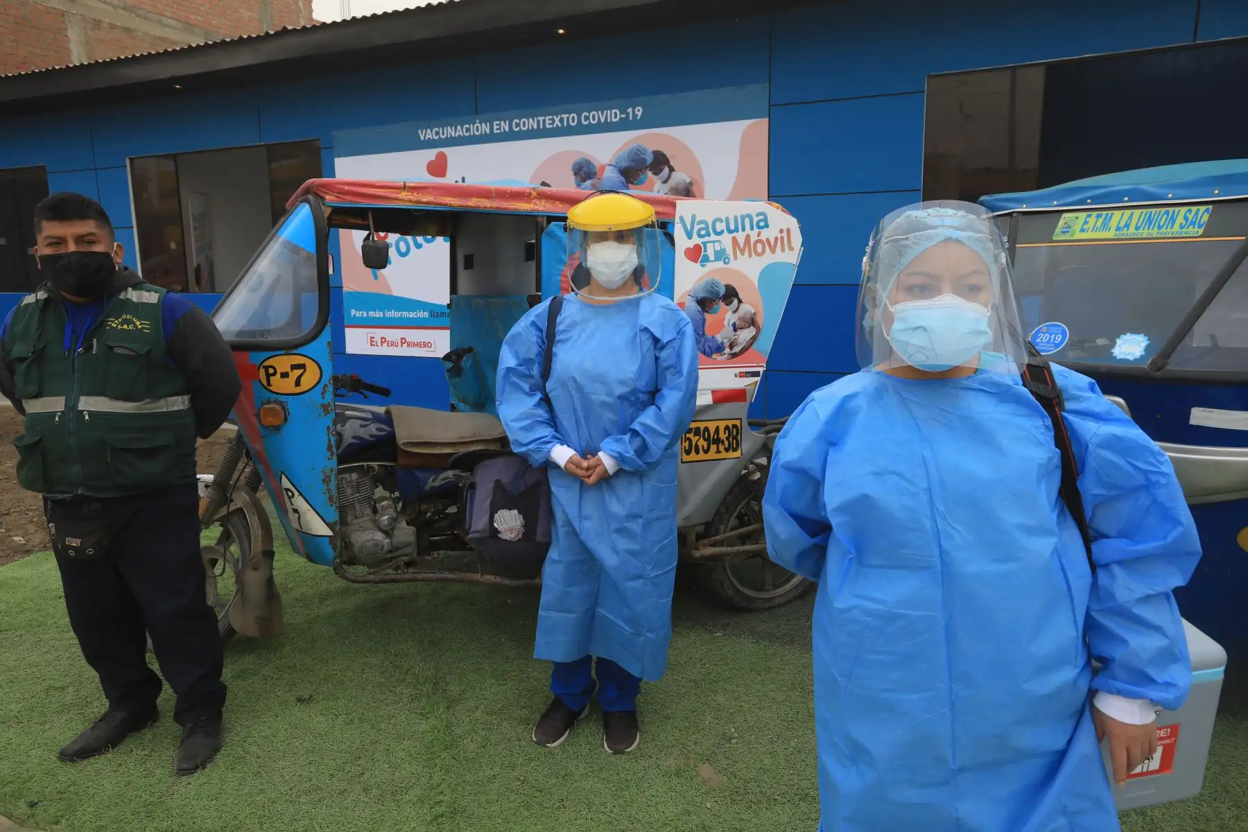El Ministerio de Salud, en coordinación con la Municipalidad de Pachacámac, instaló un punto estratégico exclusivamente para vacunación, donde la población vulnerable de Manchay podrá acceder a las vacunas sin el temor al contagio del Covid-19.
Foto: MINSA