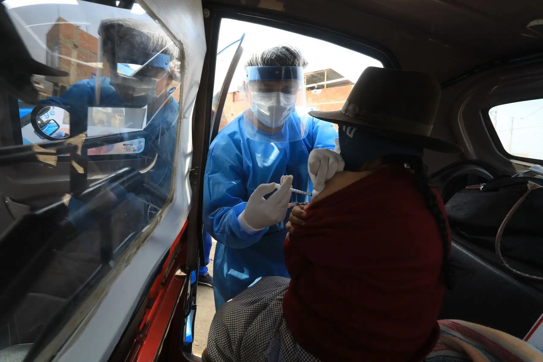 El Ministerio de Salud, en coordinación con la Municipalidad de Pachacámac, instaló un punto estratégico exclusivamente para vacunación, donde la población vulnerable de Manchay podrá acceder a las vacunas sin el temor al contagio del Covid-19.
Foto: MINSA