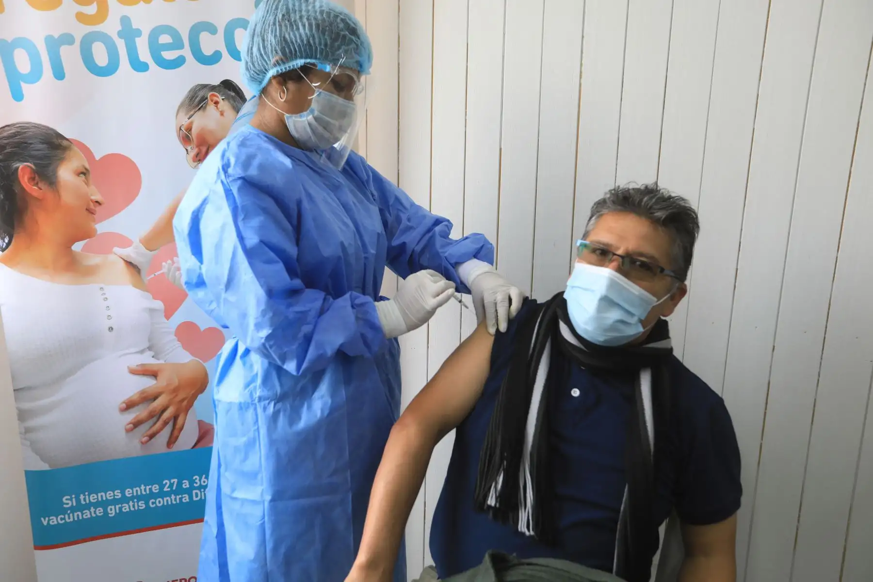 El Ministerio de Salud, en coordinación con la Municipalidad de Pachacámac, instaló un punto estratégico exclusivamente para vacunación, donde la población vulnerable de Manchay podrá acceder a las vacunas sin el temor al contagio del Covid-19.
Foto: MINSA