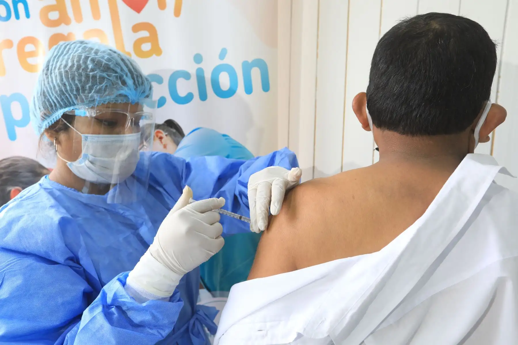 El Ministerio de Salud, en coordinación con la Municipalidad de Pachacámac, instaló un punto estratégico exclusivamente para vacunación, donde la población vulnerable de Manchay podrá acceder a las vacunas sin el temor al contagio del Covid-19.
Foto: MINSA