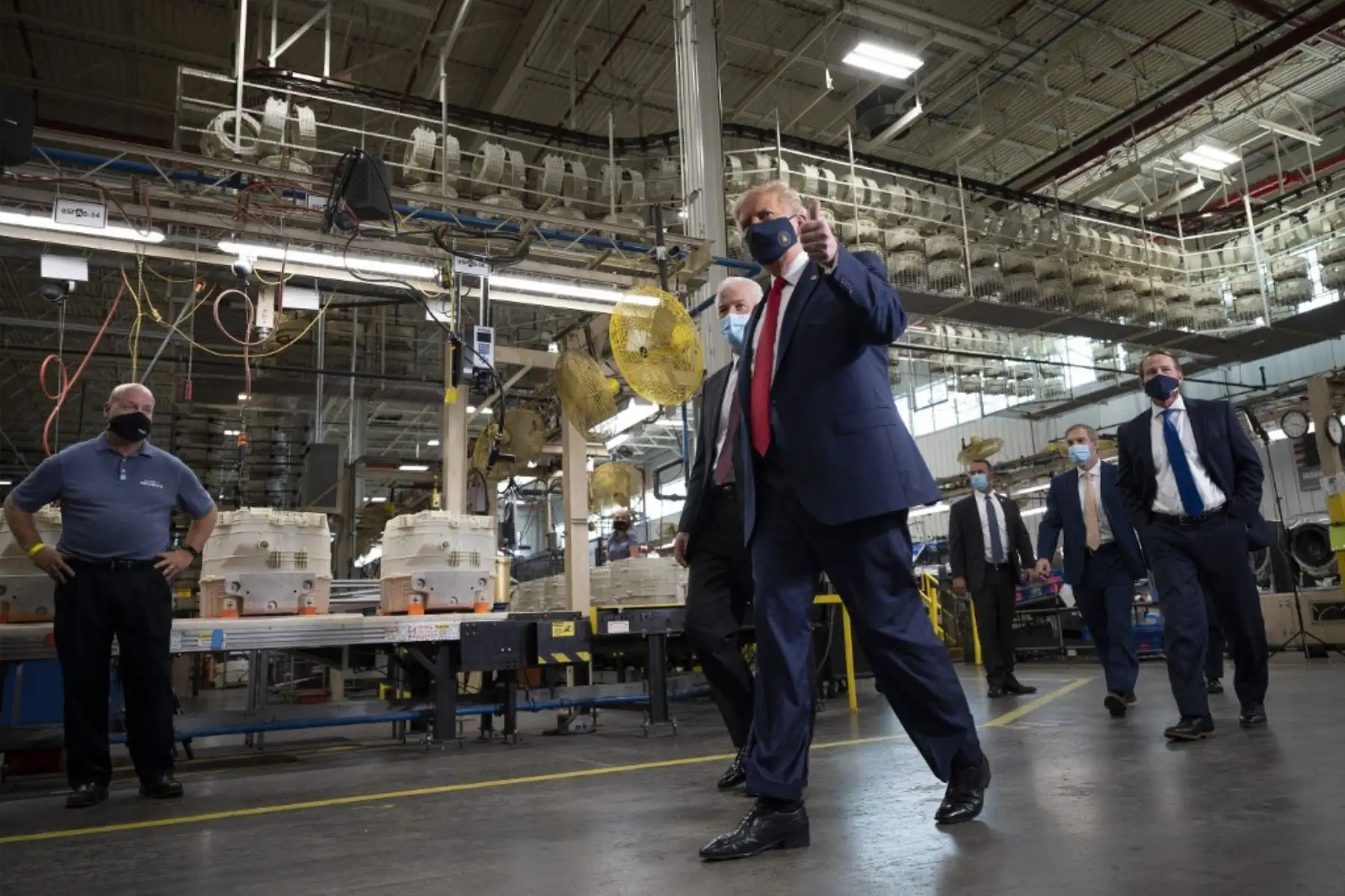 El presidente de los Estados Unidos, Donald Trump usa una máscara facial mientras recorre la planta de fabricación de Whirlpool Corporation en Clyde, Ohio.Foto:AFP