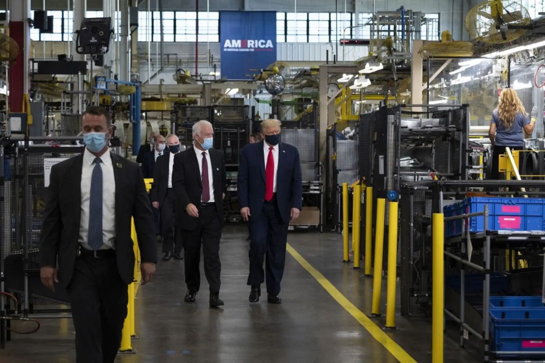 El presidente de los Estados Unidos, Donald Trump usa una máscara facial mientras recorre la planta de fabricación de Whirlpool Corporation en Clyde, Ohio.Foto:AFP