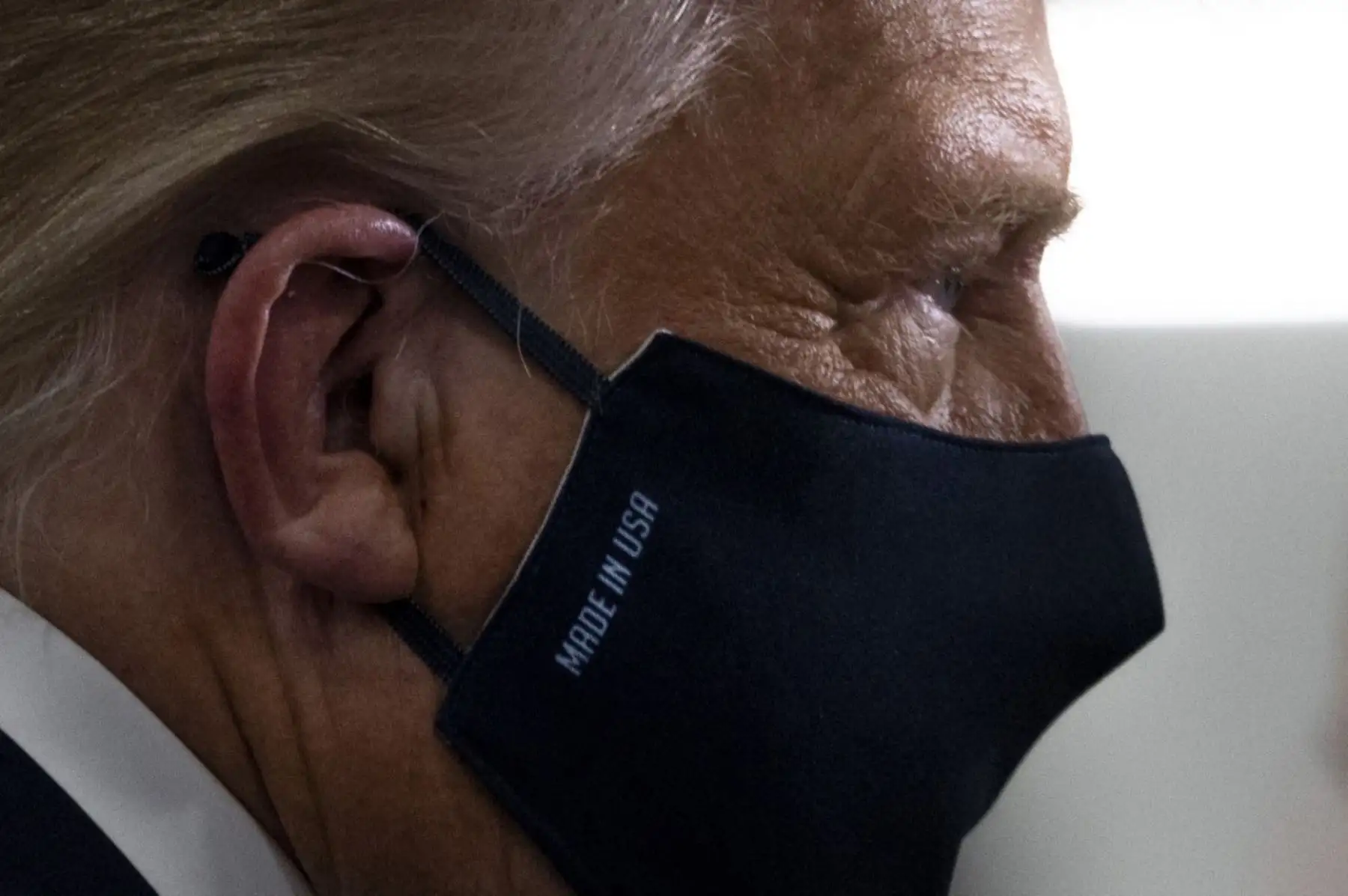 El presidente de los Estados Unidos, Donald Trump usa una máscara facial mientras recorre la planta de fabricación de Whirlpool Corporation en Clyde, Ohio.Foto:AFP