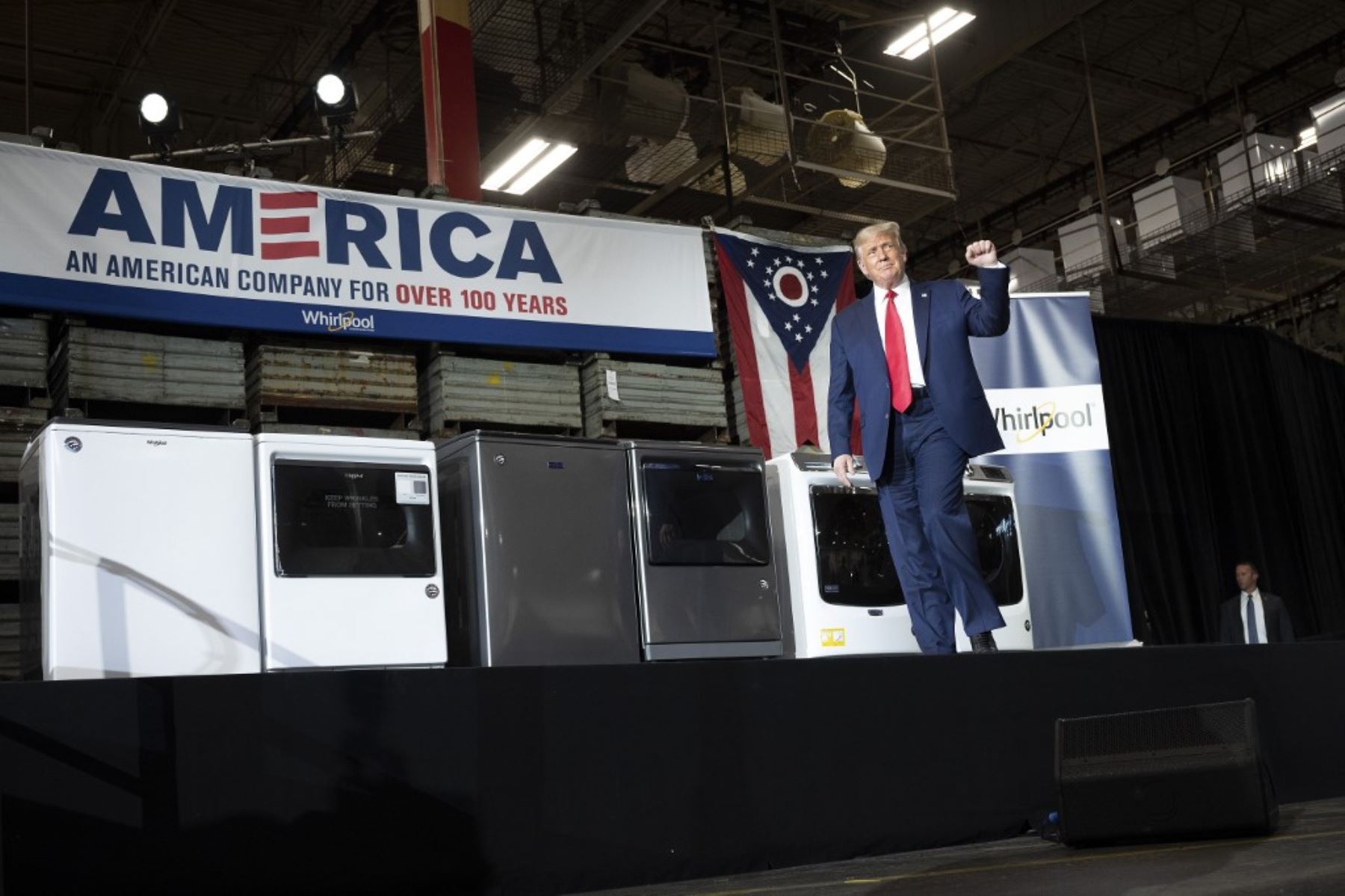 El presidente de los Estados Unidos, Donald Trump,recorre la planta de fabricación de Whirlpool Corporation en Clyde, Ohio.Foto:AFP