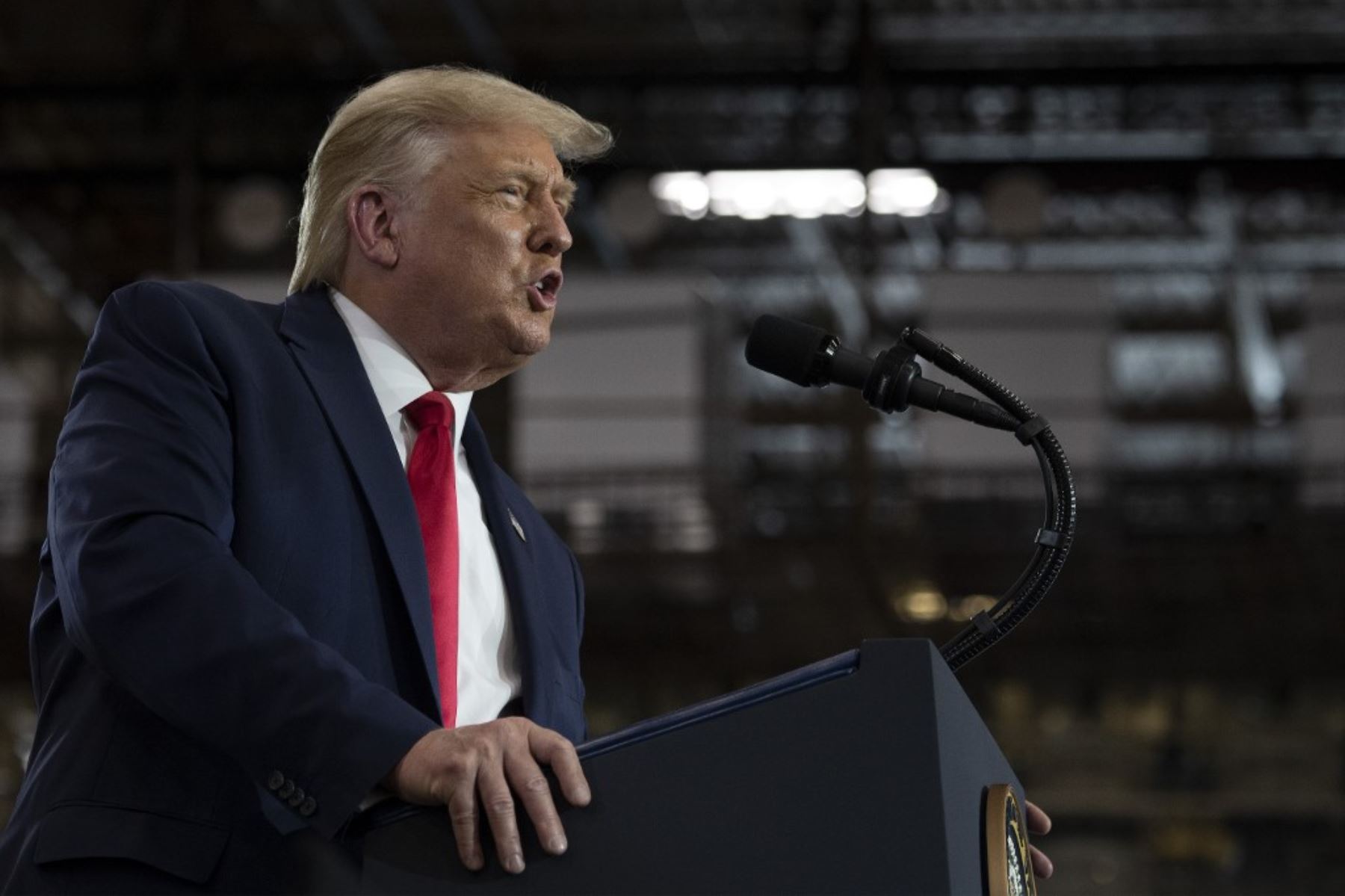 El presidente de los Estados Unidos, Donald Trump, habla después de recorrer la planta de fabricación de Whirlpool Corporation en Clyde, Ohio.Foto:AFP