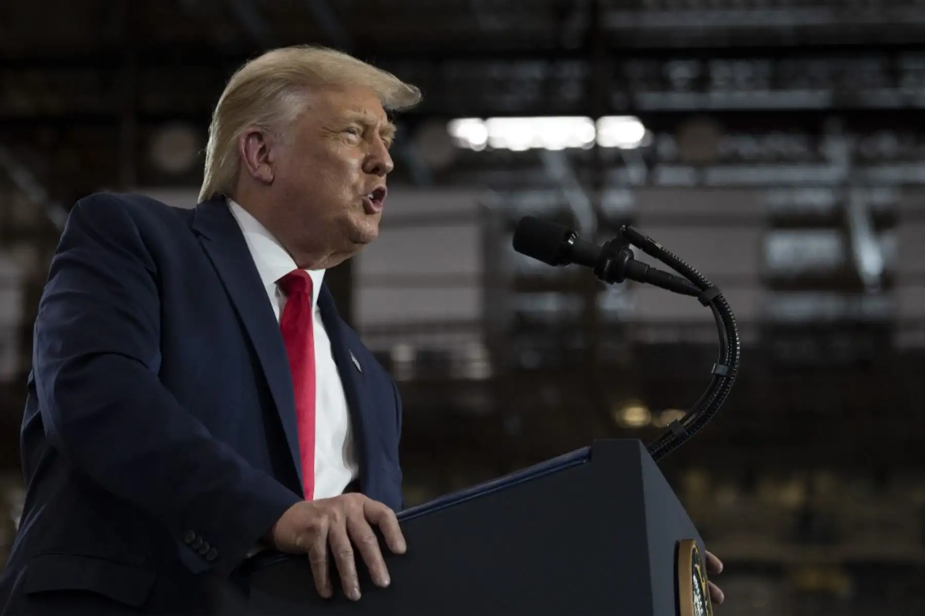 El presidente de los Estados Unidos, Donald Trump, habla después de recorrer la planta de fabricación de Whirlpool Corporation en Clyde, Ohio.Foto:AFP