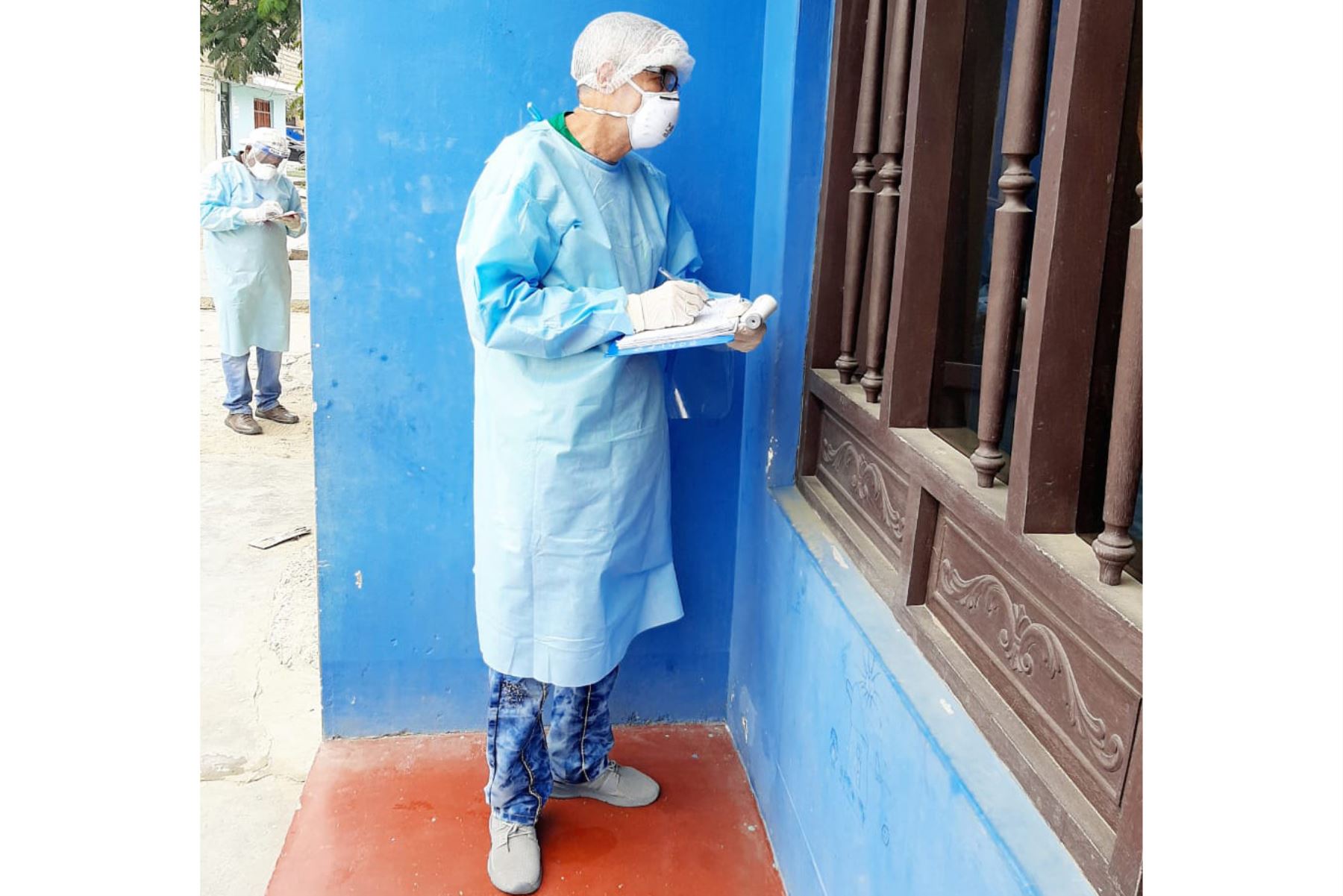 Médicos cubanos que integran cuadrillas de salud buscan pacientes covid-19 casa por casa en el distrito de Nuevo Chimbote (Áncash). Foto: ANDINA/Difusión