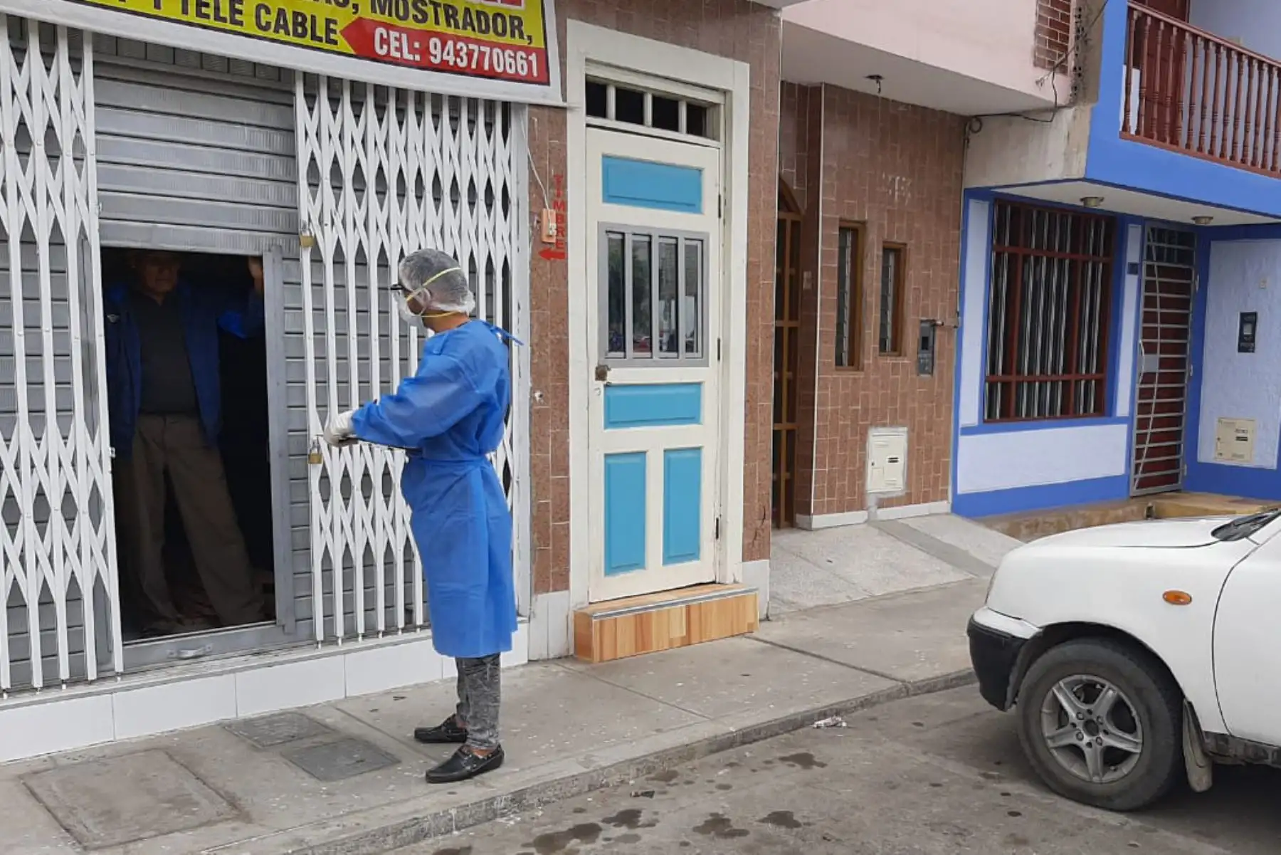 Médicos cubanos que integran cuadrillas de salud buscan pacientes covid-19 casa por casa en el distrito de Nuevo Chimbote (Áncash). Foto: ANDINA/Difusión