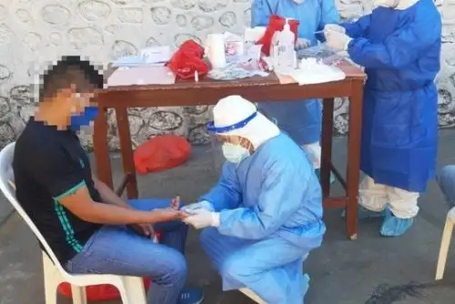 Un interno del penal de Abancay pasa por un control médico para descarte de covid-19.