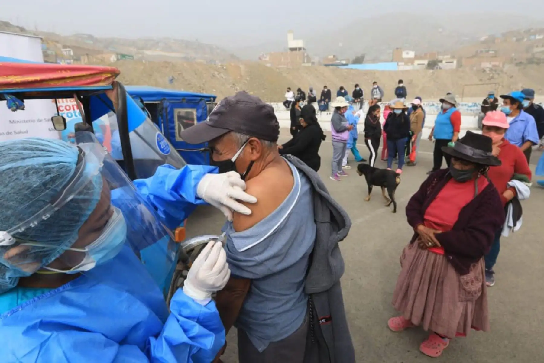 Población de Manchay ya cuenta con un punto estratégico de vacunación sin riesgos al Covid-19.
Foto: Minsa